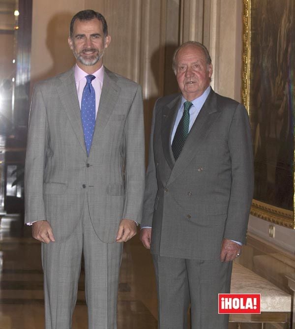 El rey Juan Carlos y su hijo Felipe han llevado los trajes del sastre Jaime Gallo durante los últimos cuarenta años
