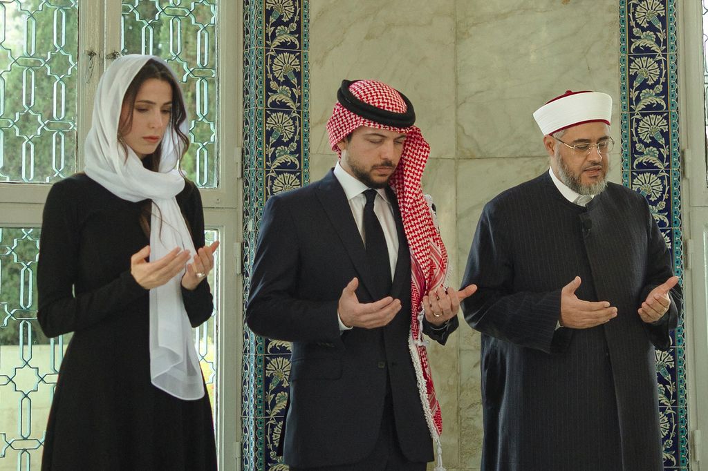Hussein y Rajwa de Jordania rezan en la tumba del rey Hussein
