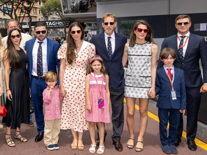 Carlota y su hermano Andrea con sus hijos en la Fórmula 1