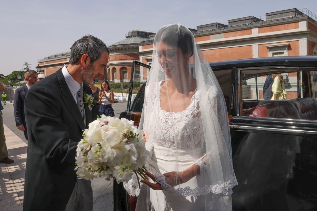 La novia, Ingrid, acompañada de su padre y padrino, Fernando Sanz
