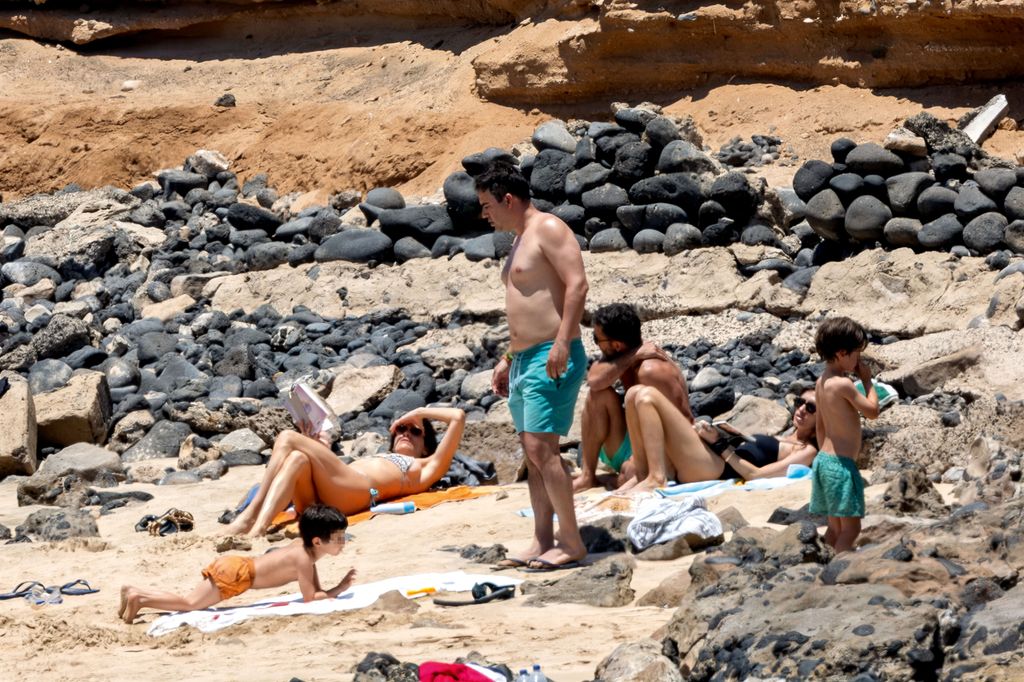 Isabel Jiménez y Álex Cruz en la playa