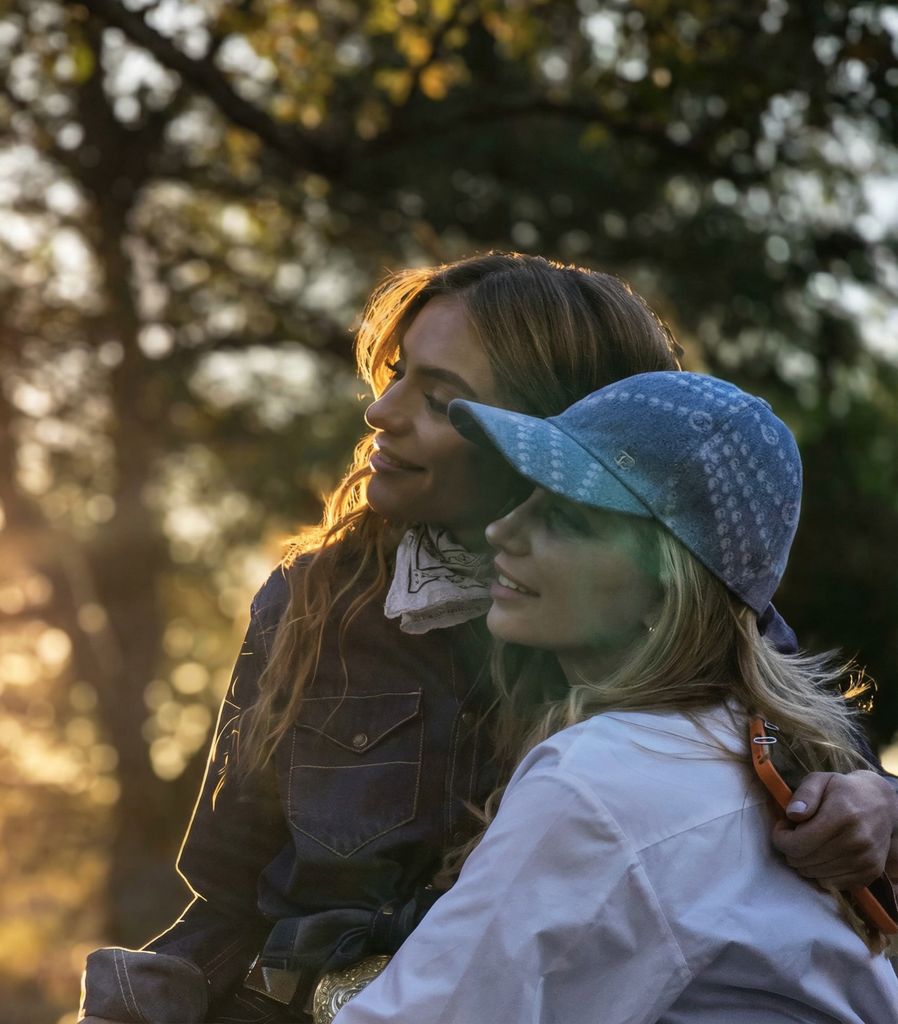 Angélica Rivera visitó a su hija Sofía Castro en el set de grabación de su nueva telenovela.