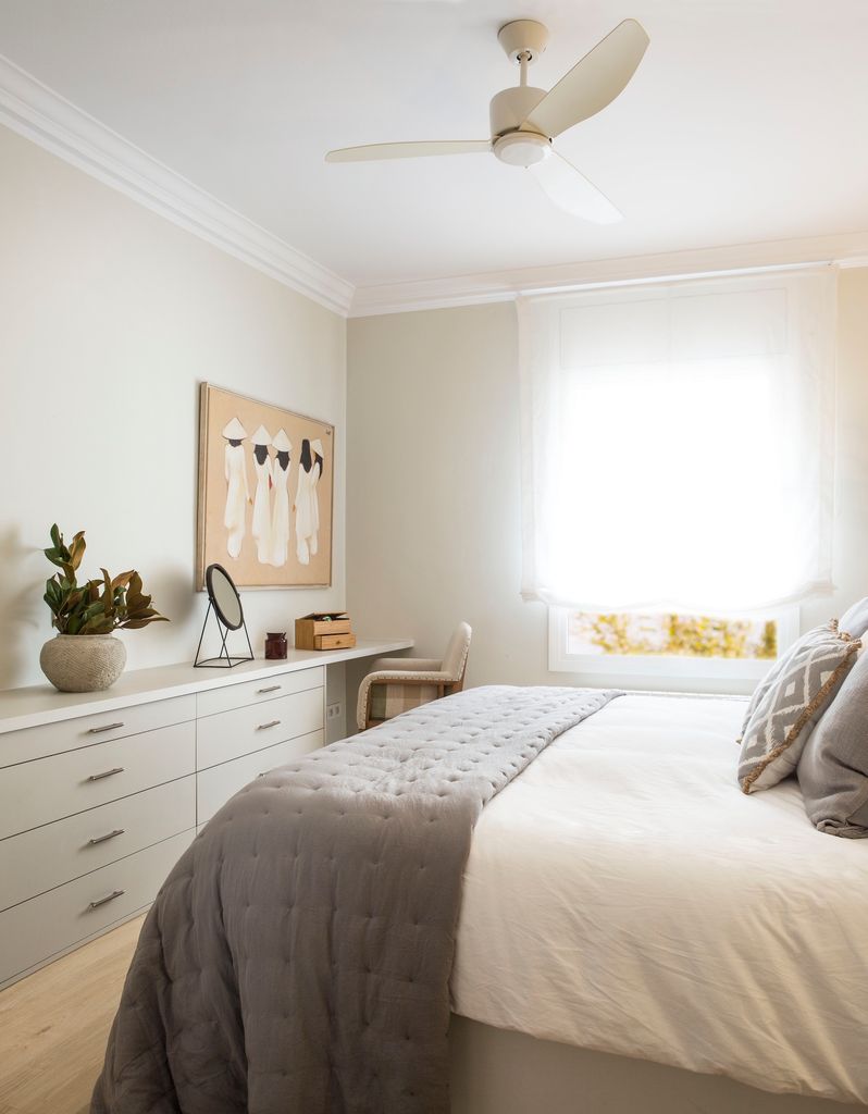 Dormitorio con mueble a medida a los pies de la cama. 