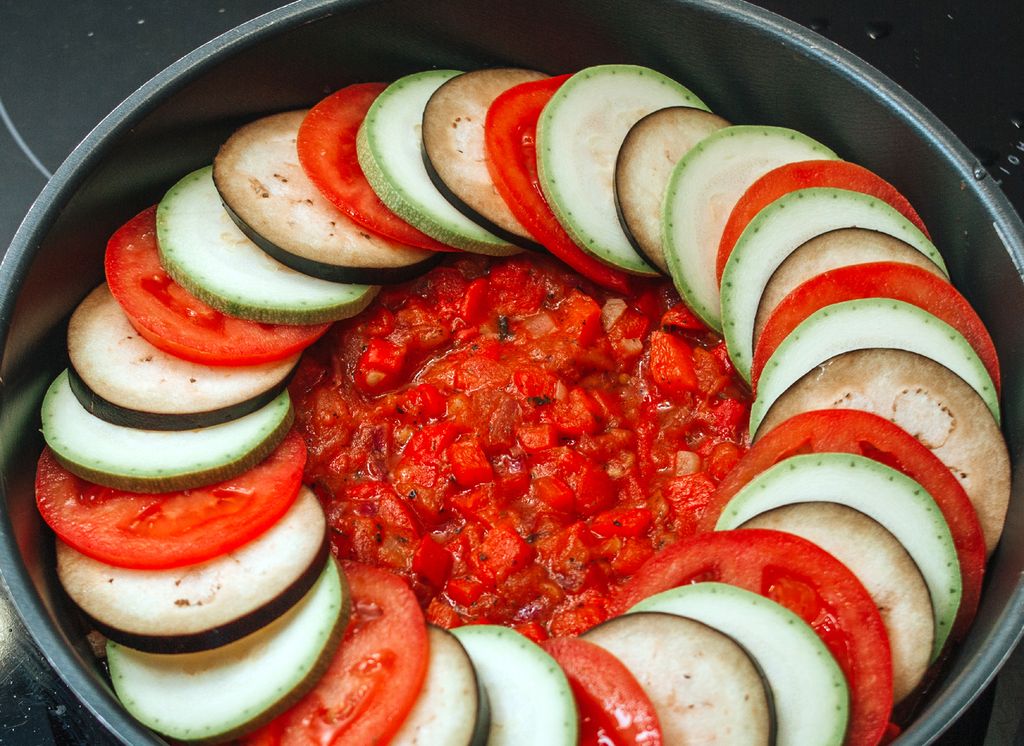 En la receta más moderna de Rataouille las verduras se cortan en final láminas.