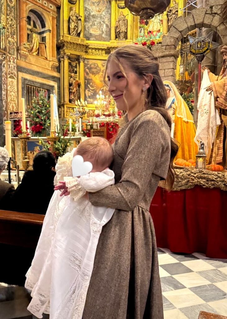 La orgullosa mamá, con su bebé en brazos