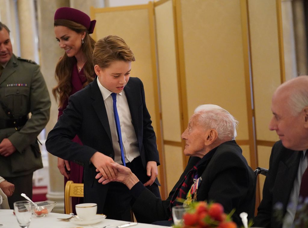 El príncipe George saludando en la fiesta del té en homenaje a veteranos de guerra