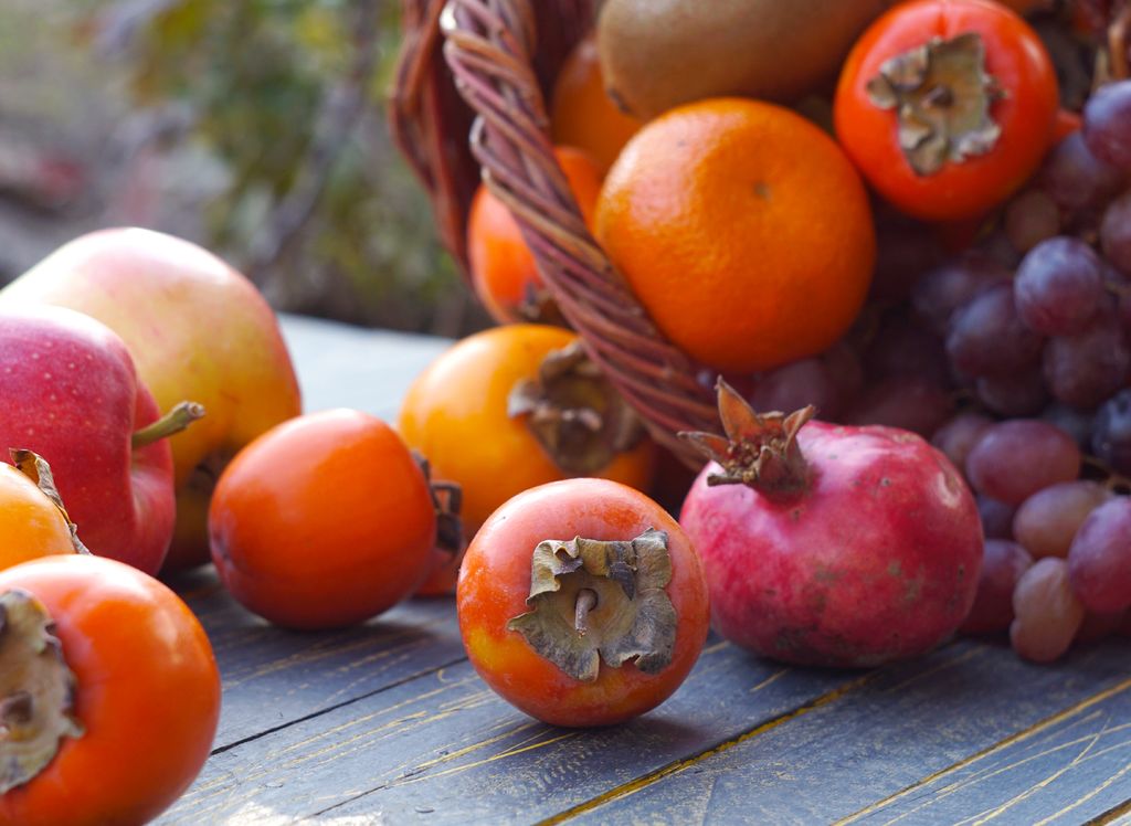 El frutero se llena con la llegada del otoño de caquis, uvas, granadas...