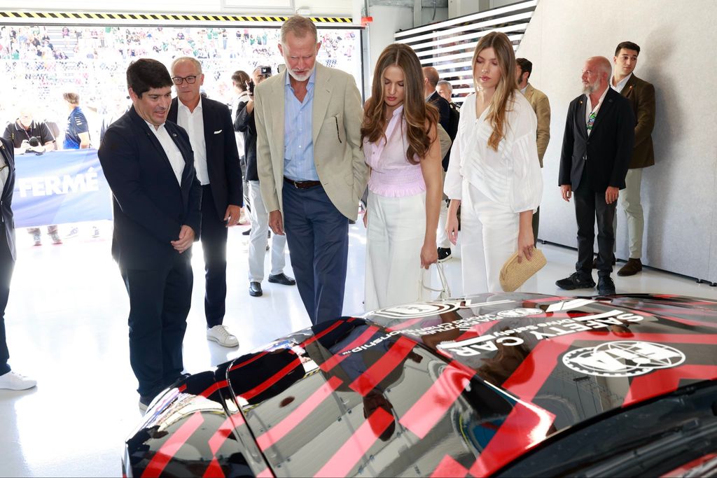 La visita de la Familia real por el paddock.