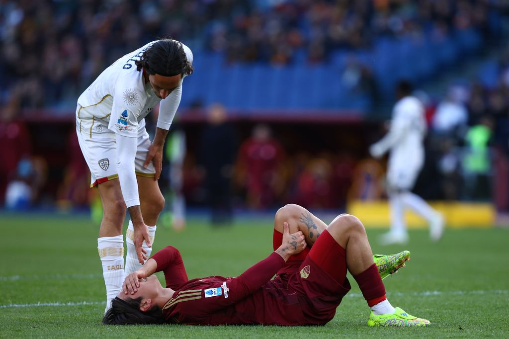 Paulo Dybala se lesionó el pasado 16 de marzo durante el juego entre el A. S. Roma y el Cagliari en el Stadio Olimpico de la capital italiana.