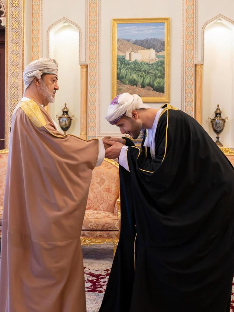 El sultán de Omán con su segundo hijo, Sayyid Bilarab bin Haitham bin Tarik Al Said