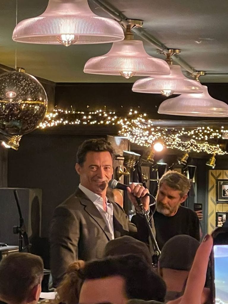 Hugh Jackman improvisó el tema de en un café parisino