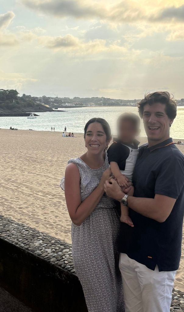 Begoña y Antonio con su hijo pequeño en la playa