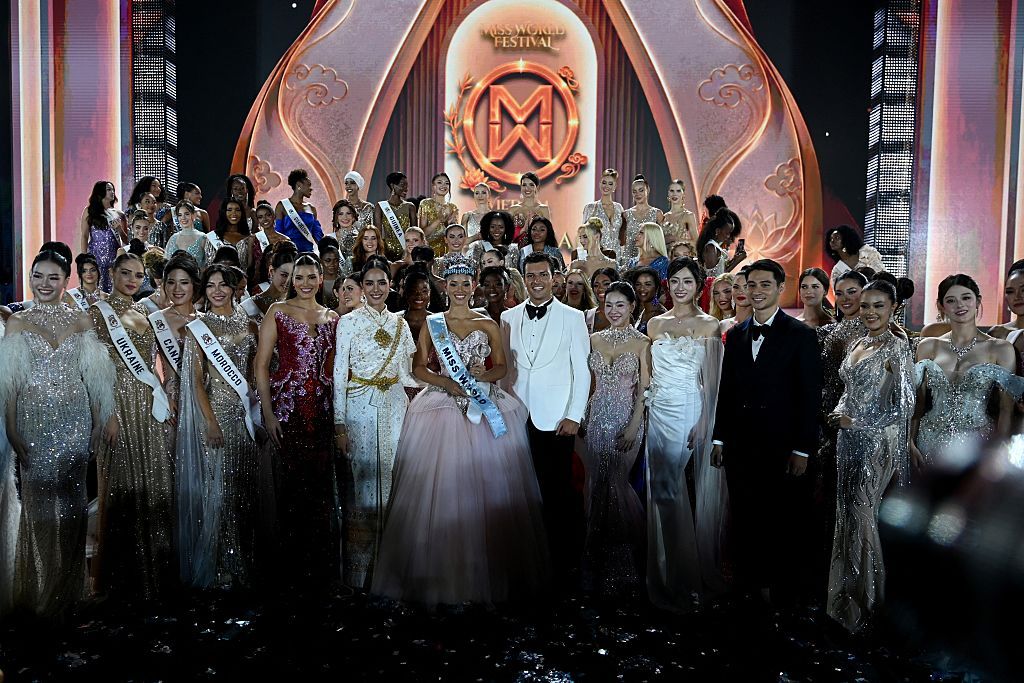 Joheirry Mola Dominguez de Dominican Republic posa con sus compañeras tras proclamarse Miss World 2026
