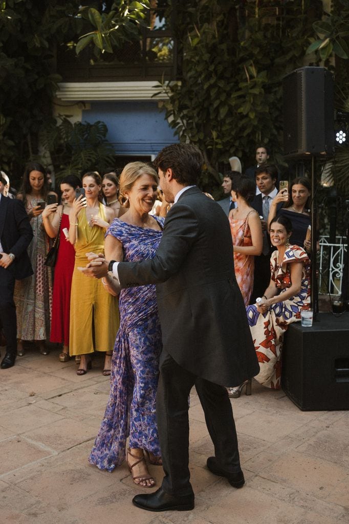 madrina elegante con look estampado de Diego Estrada boda Marbella