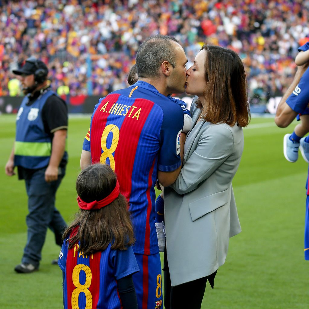 La pareja, con sus hijos, cuando él jugaba en el Barça