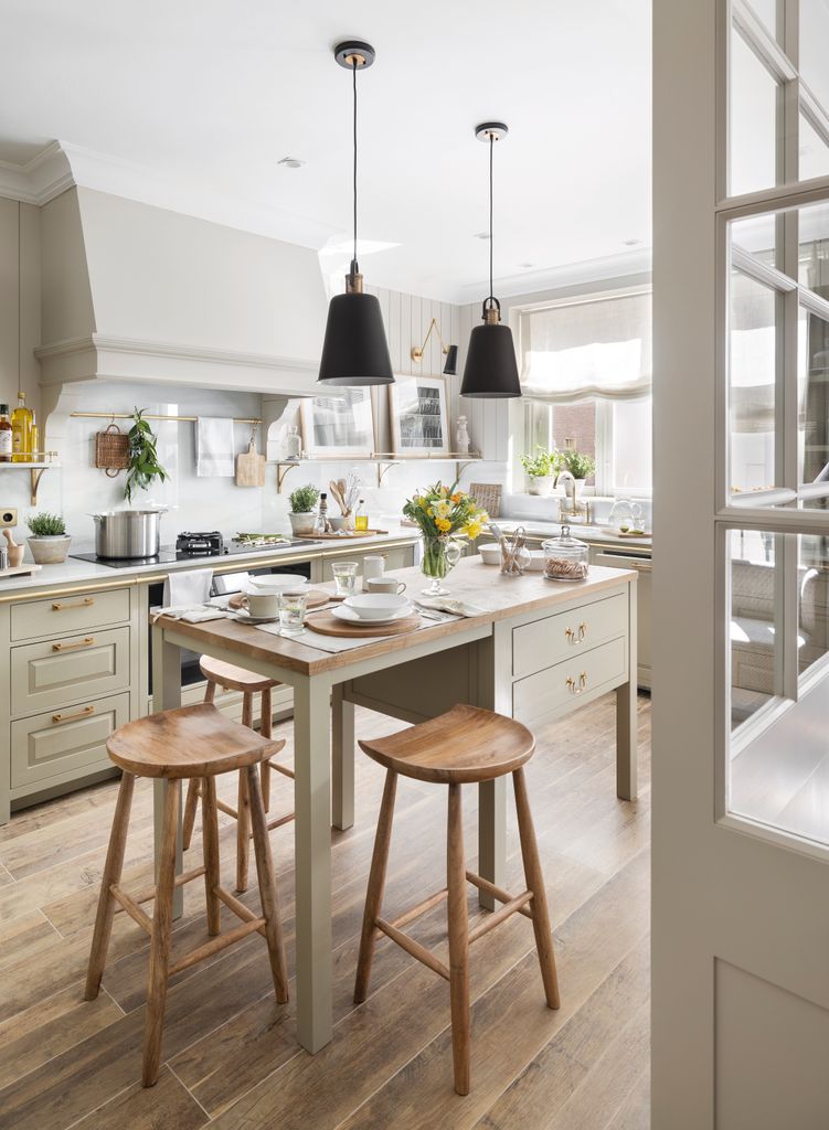 Isla de cocina que integra barra y también un área de preparación, mientras que los fuegos se sitúan adosados a la pared, como recomienda el Feng Shui