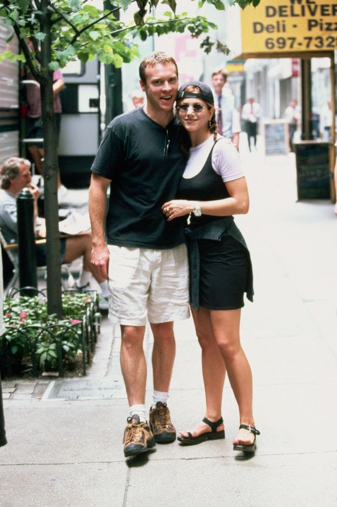Jennifer Aniston apuesta por variaciones de sus sandalias típicas por un par más utilitario en Nueva York.