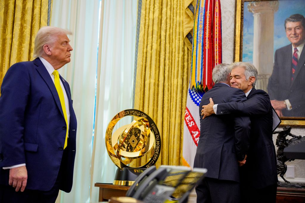 El abrazo entre Kennedy y Oz delante de Trump