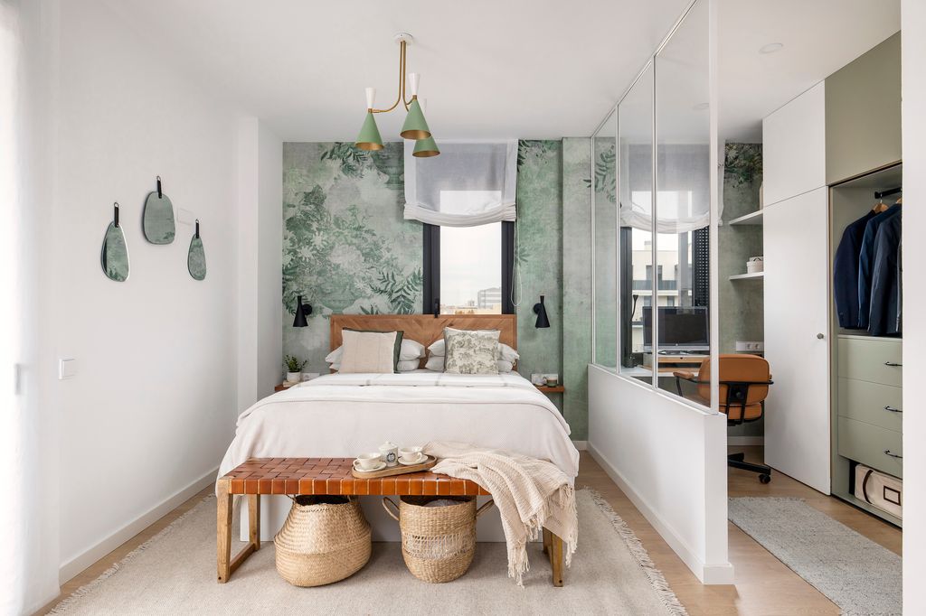 Dormitorio en un piso en Hospitalet (Barcelona) con el vestidor abierto y un rincón de despacho para teletrabajar