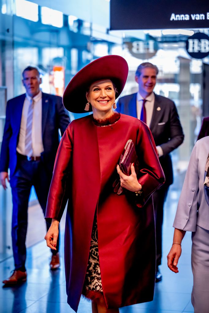 Para la conferencia de aniversario Pension & Science, Máxima lució esta mañana un vestido alargado de Natan.