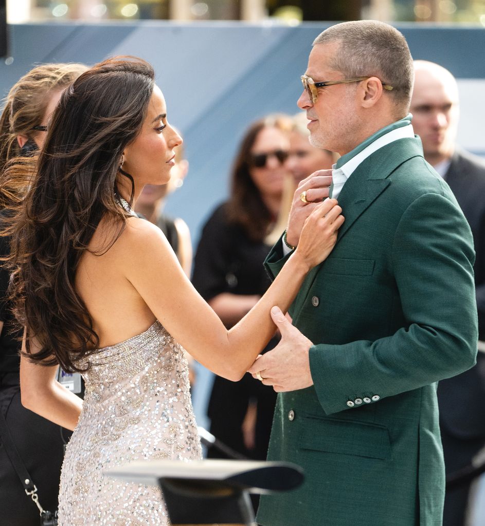 Brad Pitt e Ines de Ramon en el estreno de "F1" en Londres, en junio de 2025