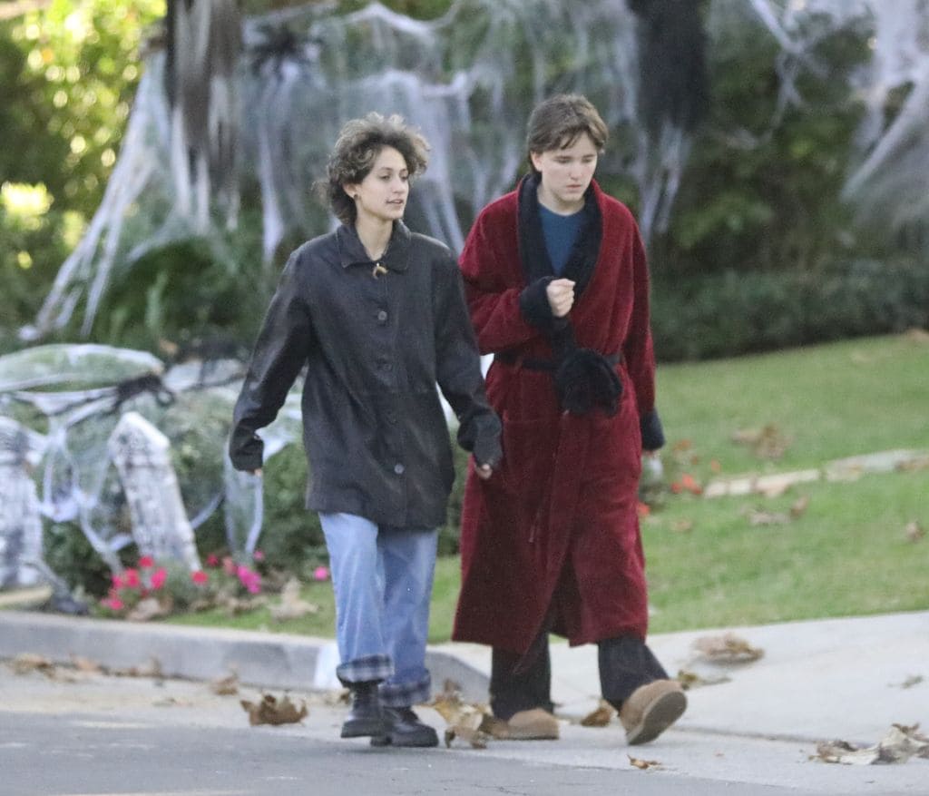 Emme Muñiz y Fin Affleck fueron captados en vísperas de Halloween.