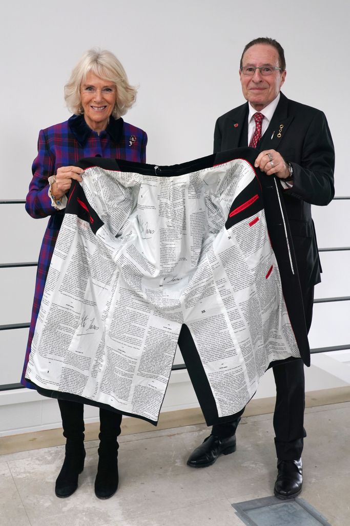La reina Camilla con Peter James y un abrigo forrado con las hojas de uno de sus libros