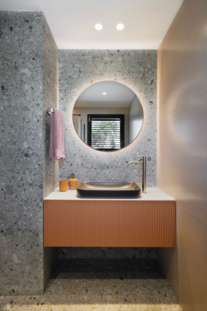Lavabo de sobreencimera bajo en un baño de decoración moderna