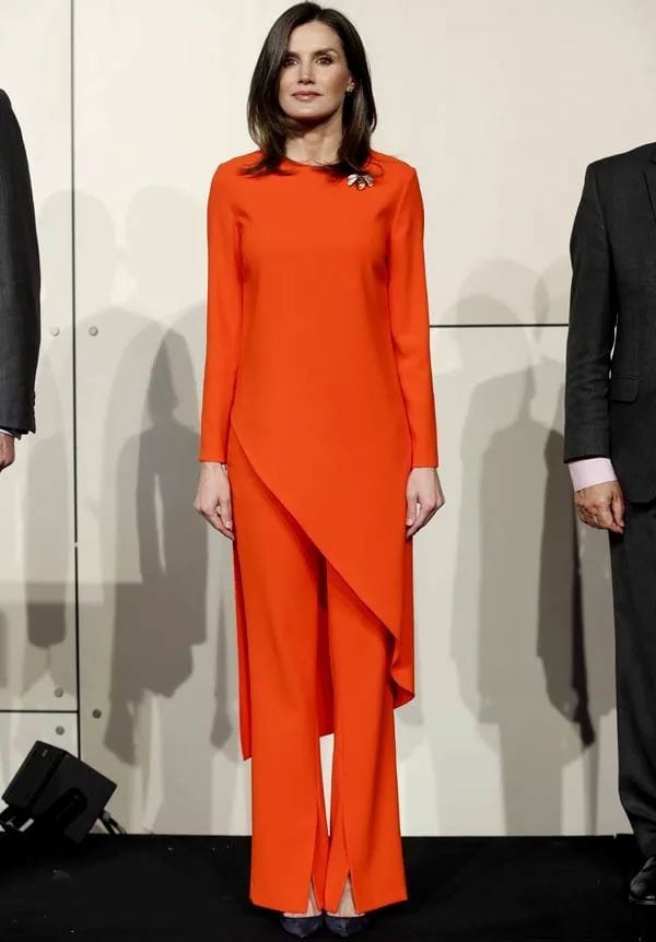La reina Letizia recupera su conjunto naranja de Zara en el acto por el centenario de la inauguración de la primera Casa del Libro