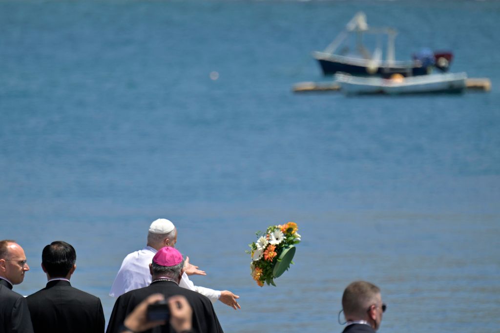 El papa León XIV realiza una ofrenda floral al mar en el puerto de Arguineguín en recuerdo de los migrantes fallecidos durante la travesía hacia Canarias