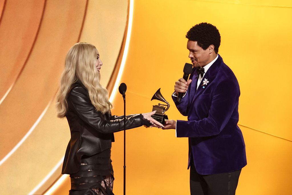 Cher entregando el premio a Trevor Noah, uno de los invitados más especiales de la noche