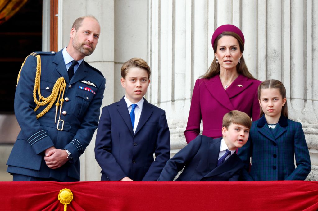 William y Kate con George, Charlotte y Louis en el balcón del Palacio de Buckingham.