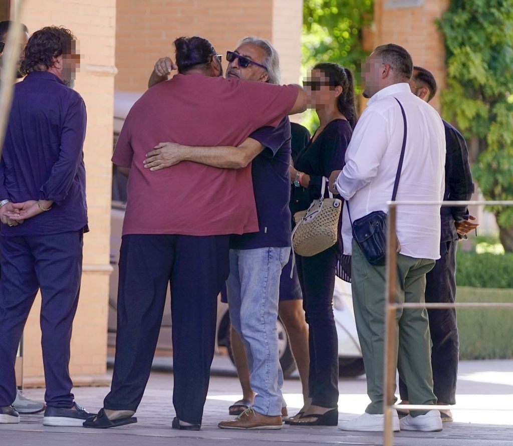 Juan Carmona saludando a familiares y amigos en el entierro de Pepe Habichuela