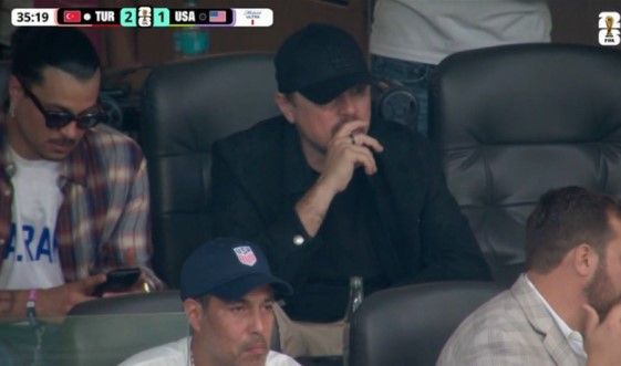 Leonardo DiCaprio sigue el encuentro entre Estados Unidos y Turquía en Los Ángeles