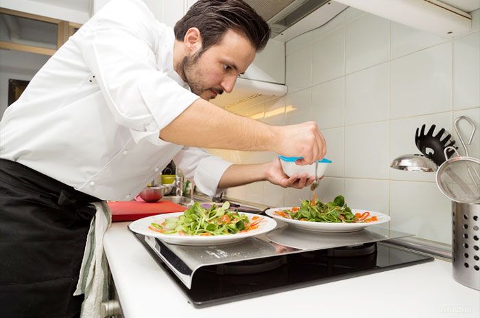 Otra de las alternativas para celebrar San Valetín: que sea un chef profesional quien acuda a tu propio domilio para preparar una cena para dos.
