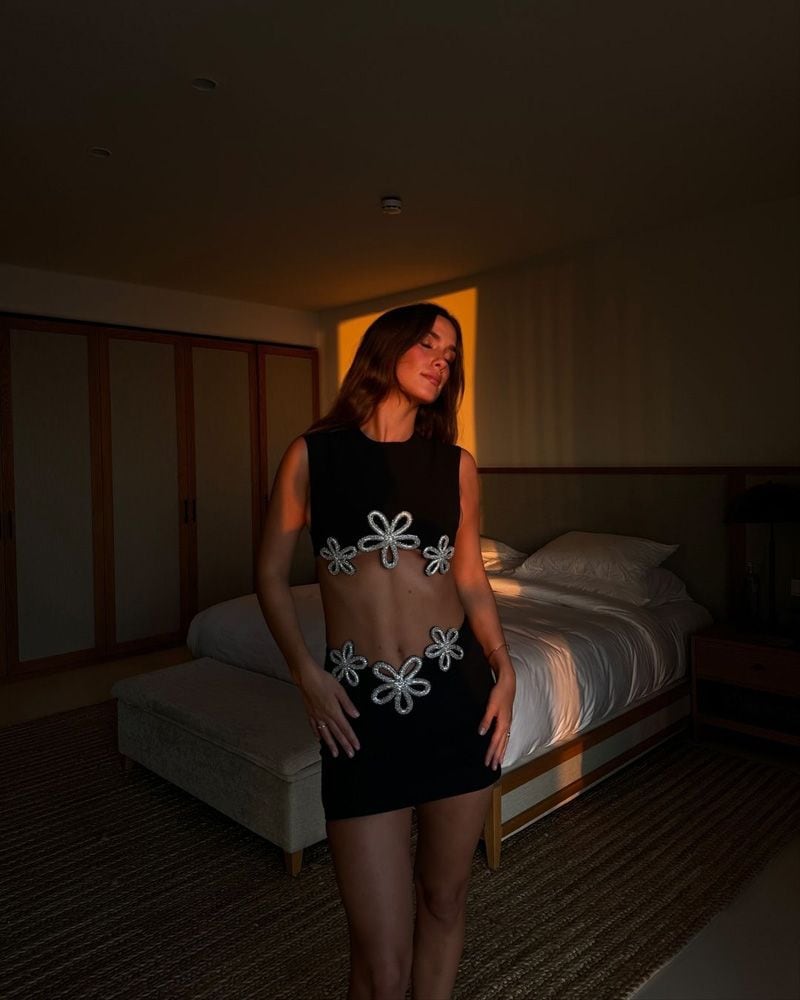 El último look viral de María Pombo en Ibiza adornado con flores de vidrio