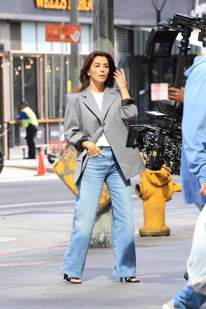 Eva Longoria elevó el atuendo con unos tacones, que lo vuelven perfecto para un día de oficina, pero puedes relajarlo con zapatos de piso