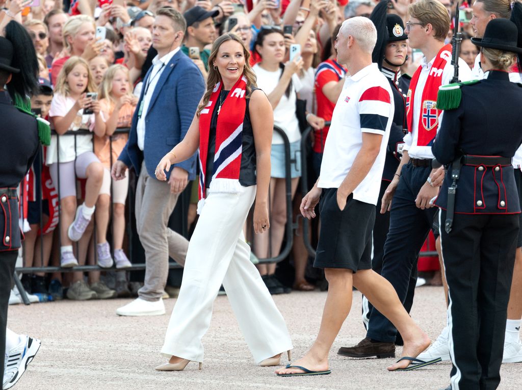 Ingrid de Noruega y su hermano Sverre en el recibimiento a los futbolistas noruegos