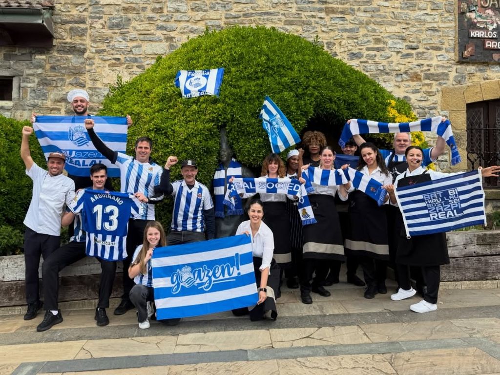 La familia Arguiñano convierte su restaurante en una peña 'txuri-urdin' para animar a la Real Sociedad