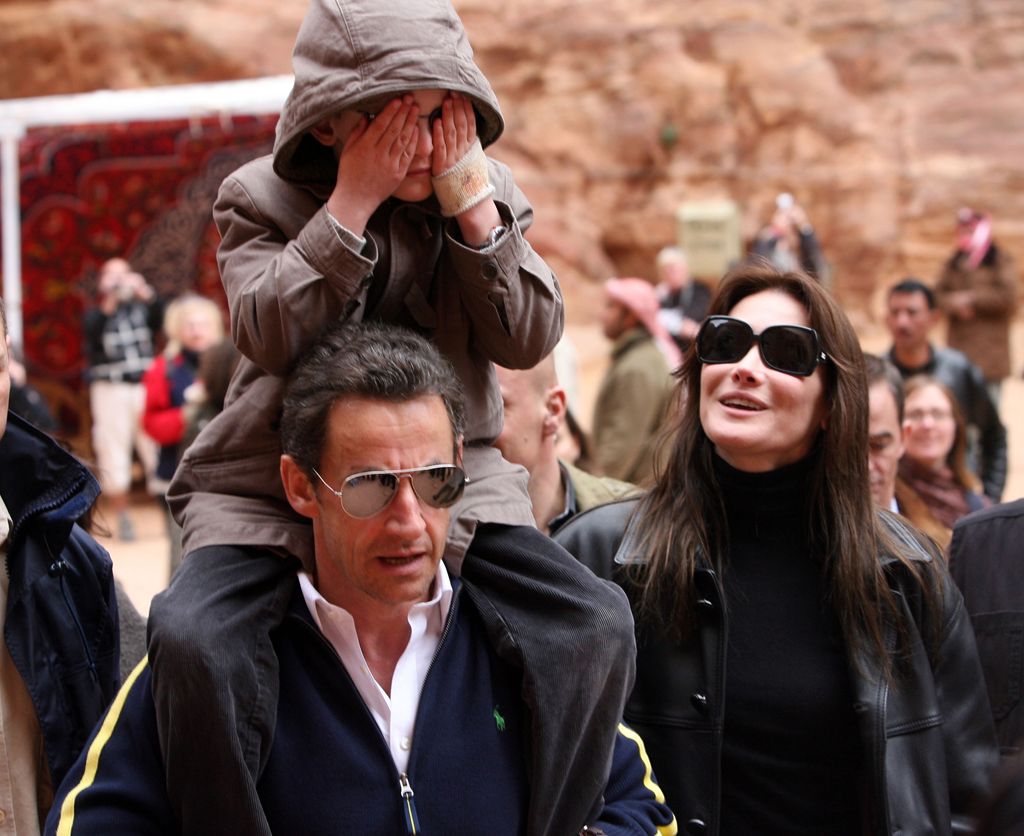 Nicolas Sarkozy, Carla Bruni y su hijo Aurelien Enthoven en Petra en enero de 2008