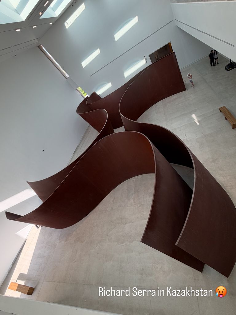 Ricky Martin visitó la exposición del artista estadounidense Richard Serra en el Almaty Museum of Arts.