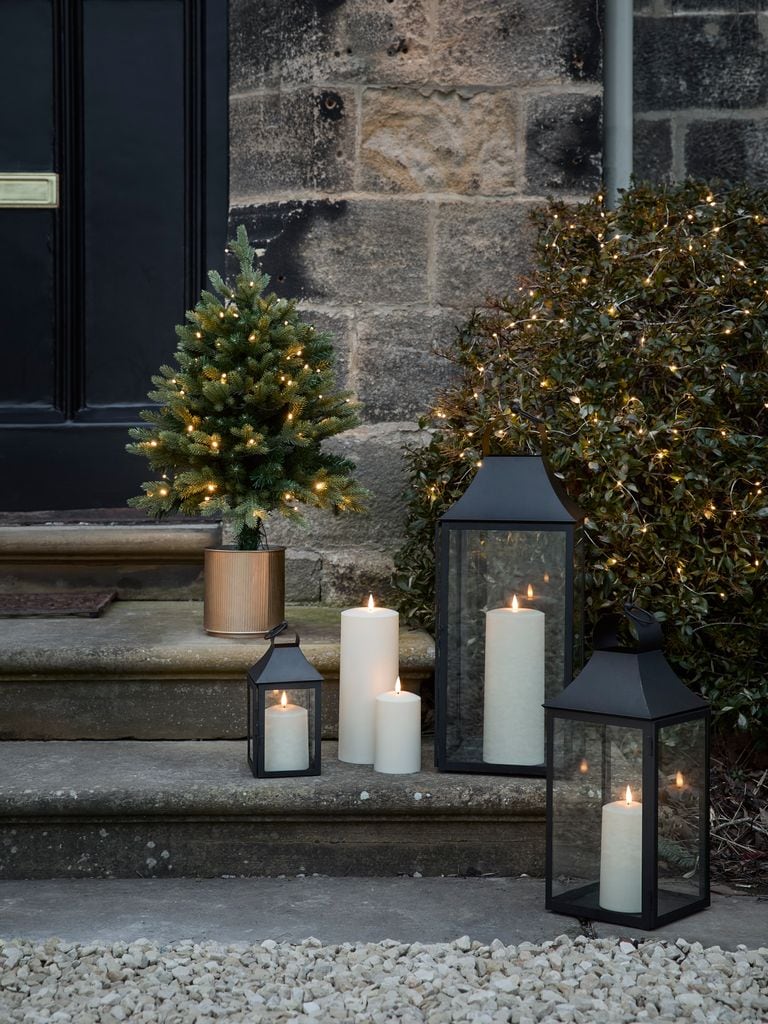 Faroles y velas para unos exteriores iluminados con encanto