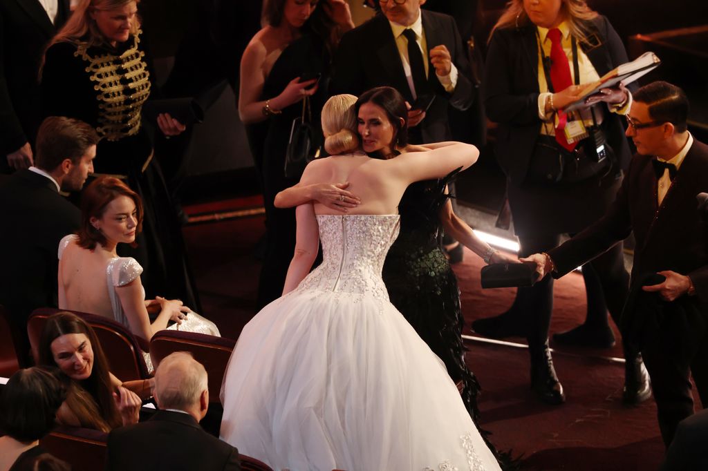 Elle Fanning abraza a Demi Moore