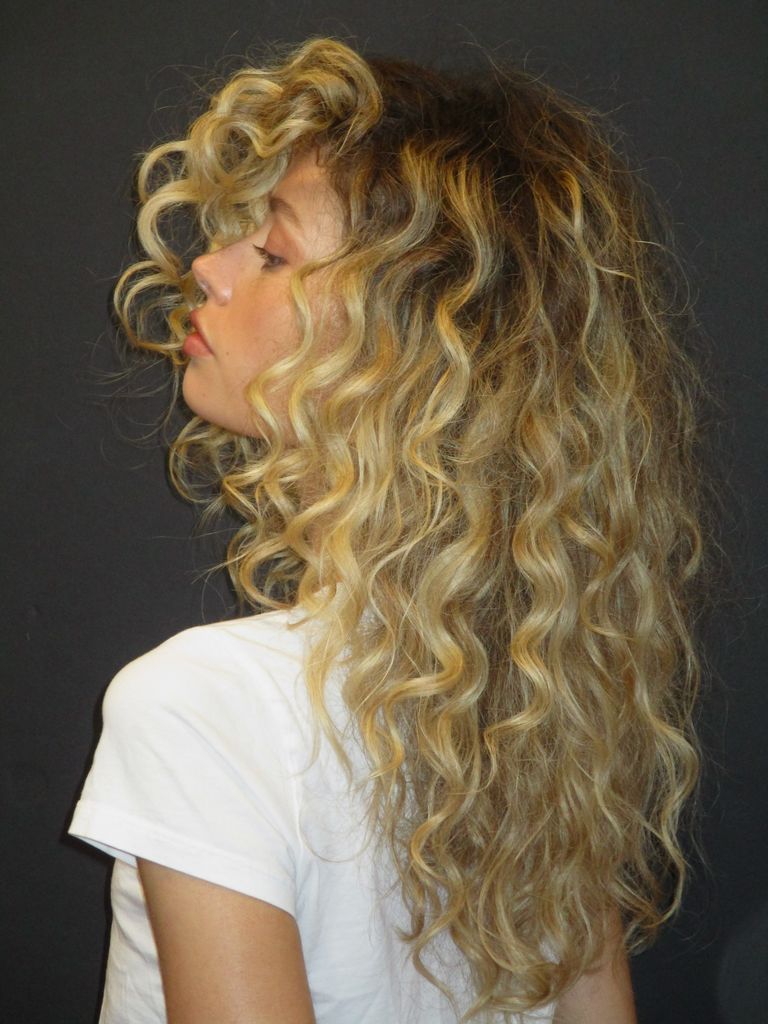 Gabrielle Florance con pelo rubio rizado y camiseta blanca