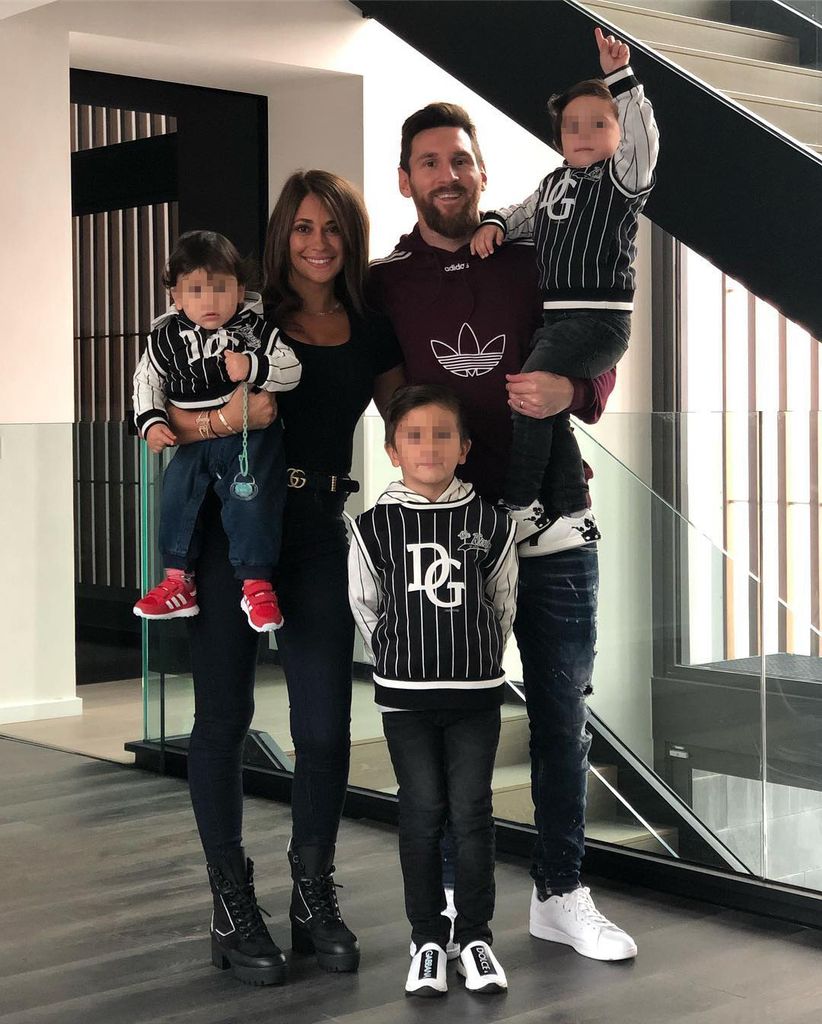 Messi y Antonela posan con sus cuatro hijos en su casa de Barcelona