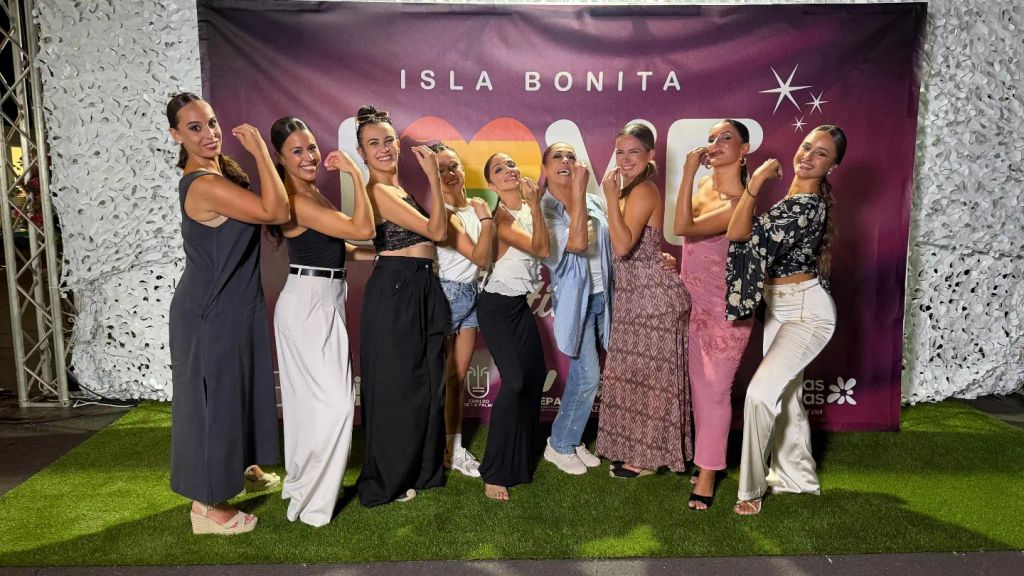 Lola y sus compañeras, junto a Isabel tras el concierto