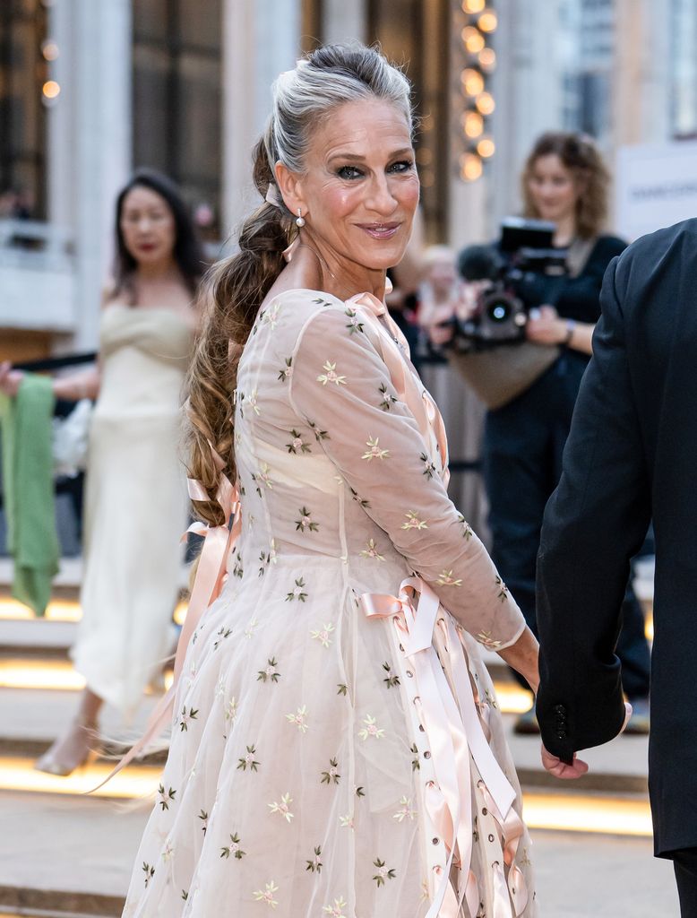 Sarah Jessica Parker en una gala con maxitrenza lazada y vestido bordado