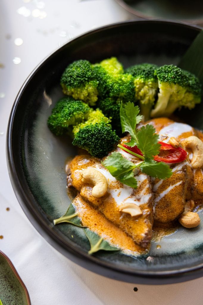 Panang Neua es un curry con carne de ternera, conocido por su sabor rico, cremoso y ligeramente picante.