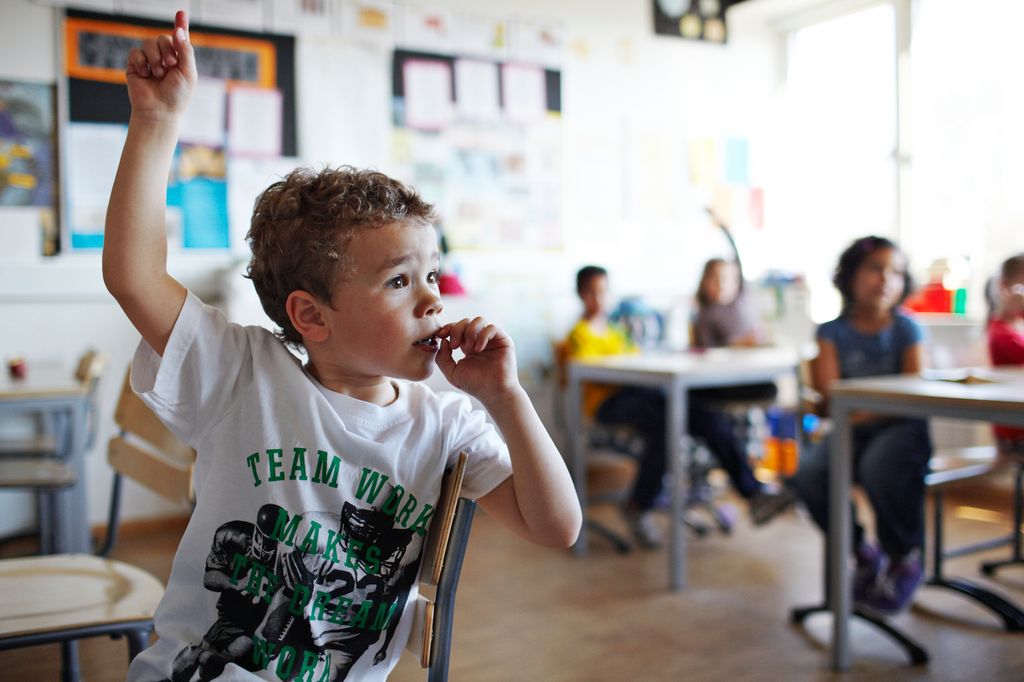 Niño levantando la mano en clase