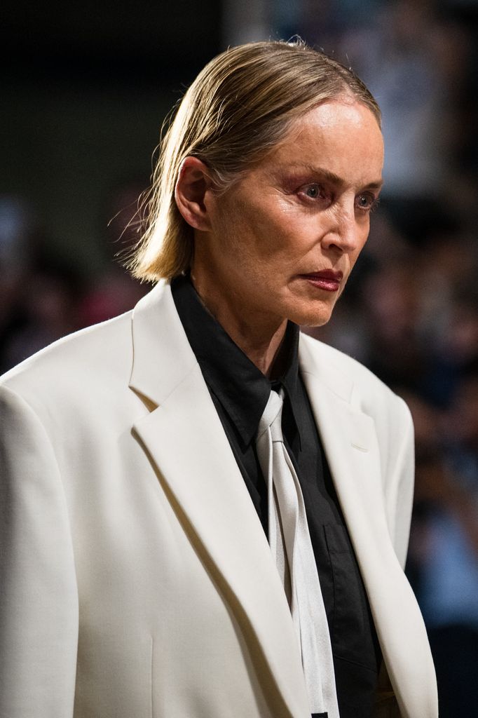 Sharon Stone, para Vetements durante la Semana de la Moda Masculina de París Primavera/Verano 2027